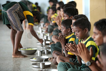 Vijayawada  Indien  Schulspeisung im SKCV Kinderdorf  einer Einrichtung fuer Strassenkinder