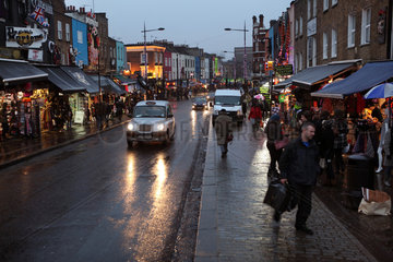 London  Grossbritannien  Ansicht der Camden High Street bei Daemmerung