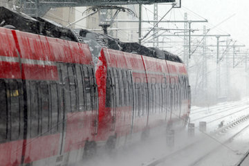 Berlin  Deutschland  Regionalzug und schneebedeckte Gleise in Berlin-Charlottenburg