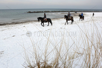 Wustrow  Deutschland  Menschen machen im Winter einen Ausritt am Strand