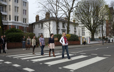 London  Grossbritannien  Beatles-Fans auf dem Zebrastreifen vor den Abbey Road Studios