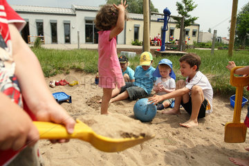 Saarbruecken  Deutschland  Kinder spielen im Sand einer Kindertagesstaette