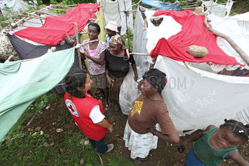 Leogane  Haiti  eine Rot Kreuz Mitarbeiterin im Gespraech mit Fluechtlingen