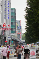 Berlin  Deutschland  Passanten in der Einkaufsstrasse und Fussgaengerzone Wilmersdorfer Strasse