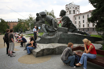 Minsk  Weissrussland  die Skulpturen am Jakub-Kolas-Platz