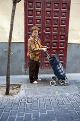 Madrid  Spanien  aeltere Dame mit Trolley