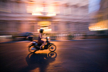 Rom  Italien  Fahrer auf einem typisch roemischen Motorroller in Bewegung