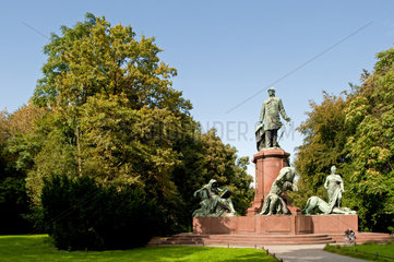 Berlin  Deutschland  Denkmal mit Statue von Bismarck am Grossen Stern