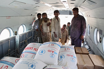 Retra  Pakistan  beladen eines WFP Helicopters mit Lebensmitteln