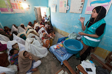 Sakeem Karbala  Pakistan  ADRA Hygieneunterricht fuer Dorffrauen