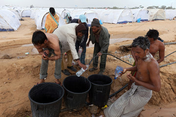 Ben Gardane  Tunesien  Bangladescher beim Waschen im Fluechtlingslager Shousha