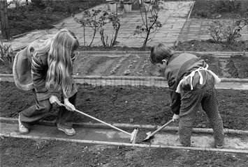 Berlin  DDR  Vorschulkind und Lehrerin bei der Gartenarbeit im Schulgarten