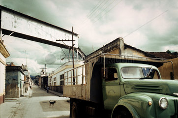 Santiago de Cuba  Kuba  ein GAZ aus den 50er Jahren faehrt auf der Strasse