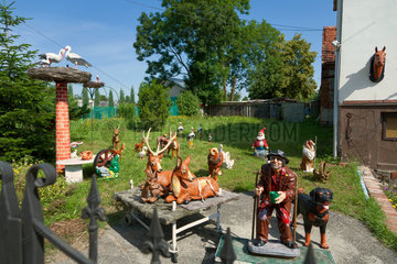Breslau  Polen  Garten vor einem Einfamilienhaus  gefuellt mit Kunststofftieren