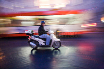 Rom  Italien  Fahrer auf einem typisch roemischen Motorroller in Bewegung