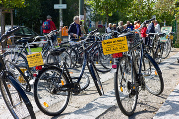 Berlin  Deutschland  Fahrraeder fuer gefuehrte Stadtrundfahrten in der Bernauer Strasse