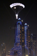 Dubai  Vereinigte Arabische Emirate  Fallschirmspringer bei Nacht in der Dubai Marina