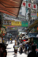 Hongkong  China  Passanten auf einer Einkaufsstrasse in Hongkong Central