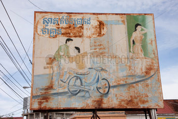 Kampong Cham  Kambodscha  altes Schild mit bildlicher Darstellung zum Thema Aidsaufklaerung