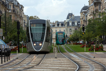 Reims  Frankreich  Strassenbahnen im Stadtzentrum