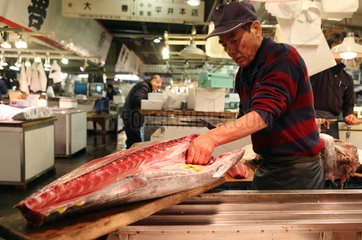 Tokio  Japan  Mann filetiert einen Tunfisch auf dem Tsukiji-Fischmarkt
