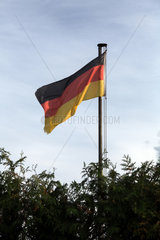Sehnde  Deutschland  Deutschlandfahne in einem Garten im Ortsteil Ilten