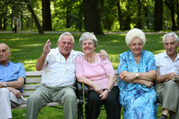 Gomel  Weissrussland  Rentner sitzen auf einer Bank im Park
