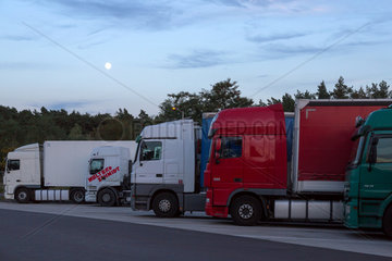 Magdeburg  Deutschland  LKWs auf einem Rasthof an der A2 bei Mondschein