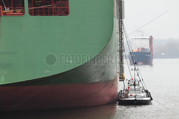 Hamburg  Deutschland  Versorgungsschiff liegt an der Bordwand eines Containerschiffes