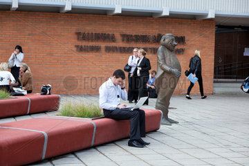 Tallinn  Estland  Studenten vor dem Haupteingang der Technische Universitaet Tallinn