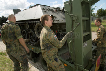 Muellheim  Deutschland  ein Schuetzenpanzer wird in der Robert-Schuhmann-Kaserne transportfertig gemacht