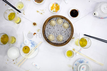 Hongkong  China  Tisch nach dem Essen mit einer Schale Baozi