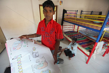 Chennai  Indien  Junge in einem Waisenheim zeigt christliche Zeichnungen
