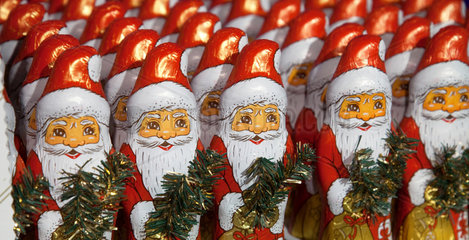Koeln  Deutschland  Weihnachtsmaenner auf der Suesswarenmesse