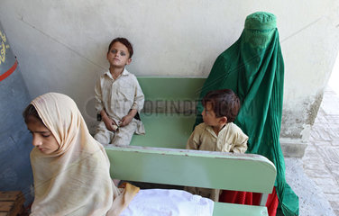 Peshawar  Pakistan  Patienten warten in einer Gesundheitsstation