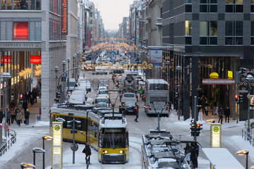 Berlin  Deutschland  Autos und Strassenbahn in der verschneiten Friedrichstrasse