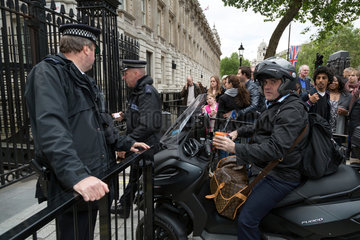 London  Grossbritannien  Polizisten vor der Zufahrt zur Downing Street 10