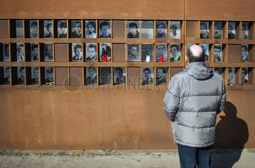 Berlin  Deutschland  Fenster des Gedenkens der Gedenkstaette Berliner Mauer