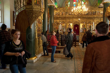 Heybeliada  Tuerkei  Besuchergruppe in der Kirche der Heiligen Dreifaltigkeit