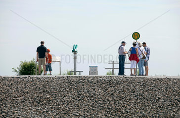 Bottrop  Deutschland  Touristen stehen auf der Halde Beckstrasse am Haldenereignis Emscherblick