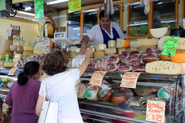 Aquapendente  Italien  Menschen kaufen Kaese auf einem Wochenmarkt