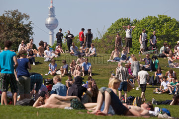 Berlin  Deutschland  Besucher im Goerlitzer Park am Rande des MyFestes in Kreuzberg