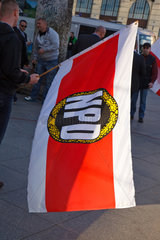 Berlin  Deutschland  Mann mit einer NPD-Fahne