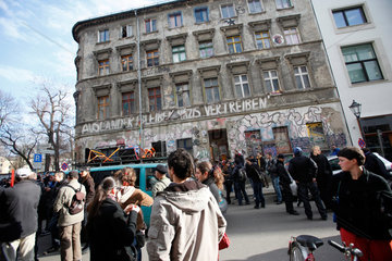 Berlin  Deutschland  Demonstranten protestieren gegen die Zwangsraeumung des Hauses Linienstrasse 206