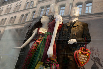 Muenchen  Deutschland  Schaufensterpuppen mit Trachtenkleidung in einem Schaufenster