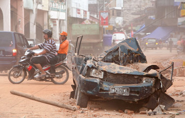 Padang  Indonesien  ein vom Erdbeben zerstoertes Auto