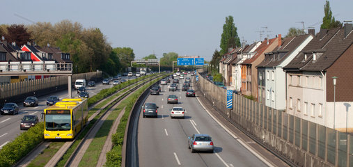 Essen  Deutschland  Berufsverkehr und Busverkehr auf der Autobahn A40