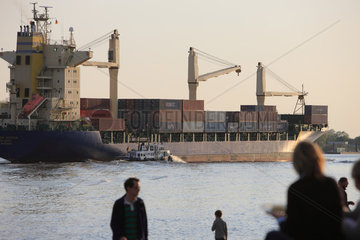 Hamburg  Deutschland  Containerschiff am Hamburger Hafen