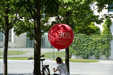 Berlin  Deutschland  eine Frau befestigt einen Ballon an einem Fahrrad