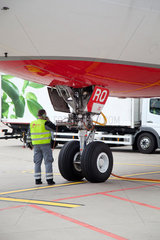 Duesseldorf  Deutschland  ein Techniker unter einem Flugzeug am Gate